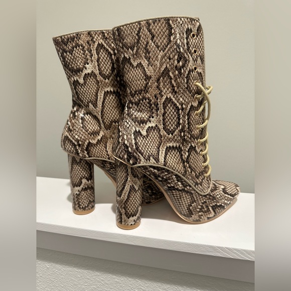 Snakeskin pattern boots. Size US 8.5. Brand new. - Picture 4 of 6